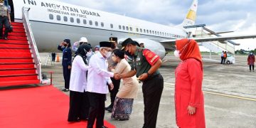 Danrem 042/Gapu Brigjen TNI Supriono, S.IP., M.M., beserta Ketua Persit KCK Koorcab Rem 042 PD II/Swj Ny. Wiwik Supriono sambut kedatangan Wapres RI Prof. Dr. HC. K.H. Ma’ruf beserta Ibu Hj. Wury Ma’ruf Amin di Bandara Sultan Thaha Jambi, Kamis (04/05/2023). [Foto: Penrem 042/Gapu]