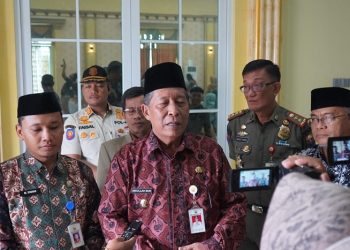 Wagub Abdullah Sani saat, diwawancarai usai mengikuti Pelepasan Siswa Kelas XII SMA Negeri 10 Kota Jambi di BPCC Kota Jambi, Kamis (04/05/2023). [Dok. Diskominfo/Novriansah]