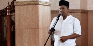 Bupati Romi menyampaikan kata sambutan pada acara memperingati malam Nuzulul Qur’an di Masjid Agung Nur Addarojad. di Kecamatan Muara Sabak Barat, Senin (10/04/2023). [Dok. Dokumentasi Tanjabtim]