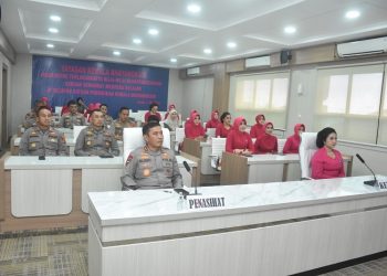 Kapolda Jambi, Irjen Pol. Rusdi Hartono beserta saat mengikuti pelaksanaan acara HUT Ke-43 Yayasan Kemala Bhayangkari Tahun 2023 secara virtual di ruang Vicon Lt. II Mapolda Jambi, Jumat, (05/05/2023). [Dok. Humas Polda Jambi]