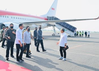 Tampak mendampingi Presiden Jokowi dalam penerbangan menuju Provinsi Lampung yaitu Menteri Pekerjaan Umum dan Perumahan Rakyat Basuki Hadimuljono, Menteri Badan Usaha Milik Negara Erick Thohir, dan Menteri Perdagangan Zulkifli Hasan. [Foto: Laily Rachev - Biro Pers Sekretariat Presiden]