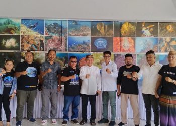 Bupati Pohuwato Saipul A Mbuinga saat menerima Ketua Umum DPP Pemerhati Jurnalis Siber (PJS), Mahmud Marhaba di Rumah Jabatan Bupati Pohuwato, Jumat (05/05/2023). [Foto: PJS Pohuwato]