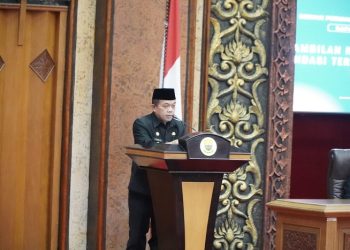 Gubernur Jambi, Al Haris saat menyampaikan sambutannya pada paripurna di Gedung DPRD Provinsi Jambi Kamis (04/05/2023) malam. [Dok. Diskominfo/Zuandanu Pramana]