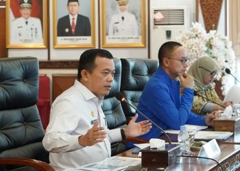 Gubernur Jambi, Al Haris, saaat menyampaikan sambutan pada Kunjungan Kerja Reses Komisi VII DPR RI Masa Persidangan IV Tahun 2022-2023, di Auditorium Rumah Dinas Gubernur Jambi, Jumat (05/05/2023). [Foto: Diskominfo/Novriansah]