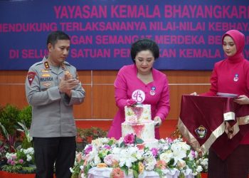 Kapolda Jambi saat hadiri HUT ke-43 Yayasan Kemala Bhayangkari Tahun 2023 di Ruang Aula lantai IV Mapolda, Jumat, (05/05/2023). [Dok. Humas Polda Jambi]