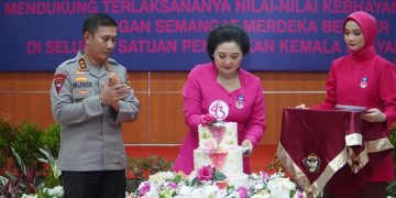 Kapolda Jambi saat hadiri HUT ke-43 Yayasan Kemala Bhayangkari Tahun 2023 di Ruang Aula lantai IV Mapolda, Jumat, (05/05/2023). [Dok. Humas Polda Jambi]