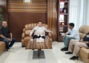 Ketum DPP PJS Mahmud Marhaba bersama Pengurus DPD dan Panitia Rapimnas saat diterima Penjabat Bupati Boalemo di ruang kerjanya, Jumat (05/05/2023). [Dok. PJS]