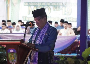 Wakil Gubernur Jambi, Abdullah Sani saat menyampaikan kata sambutan pada Pembukaan MTQ ke-19 Tingkat Kabupaten Tebo, bertempat di Lapangan Desa Karang Dadi, Kecamatan Rimbo Ilir Kabupaten Tebo, Jumat (05/05/2023). [Foto: Diskominfo/Harun]