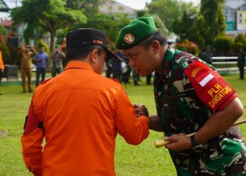 Gubernur, Al Haris dan Bersama Danrem 042/Gapu, Brigjen TNI Supriono, S.IP., M.M pada Apel Siaga Darurat Penanganan Bencana Kekeringan dan karhutla di Lapangan Upacara Makorem 042/Gapu, Senin (8/5/2023). [Dok. Penrem 042/Gapu]