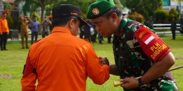 Gubernur, Al Haris dan Bersama Danrem 042/Gapu, Brigjen TNI Supriono, S.IP., M.M pada Apel Siaga Darurat Penanganan Bencana Kekeringan dan karhutla di Lapangan Upacara Makorem 042/Gapu, Senin (8/5/2023). [Dok. Penrem 042/Gapu]