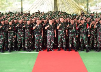 Kasad saat memberikan pengarahan kepada prajurit Yonif 433/Julu Siri dan keluarganya, di Markas Yonif PR 433/JS/3/Kostrad, Maros, Senin (8/5/2023). [Dok. Dispenad]