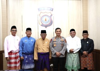 Kapolda Jambi, Irjen Pol. Rusdi Hartono saat terima silaturahmi pengurus LAM Kota Jambi di ruang kerjanya, Senin, (08/05/2023). [Dok. Humas Polda Jambi]