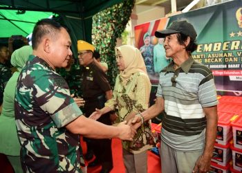 Kasad Jenderal TNI Dr. Dudung Abdurachman, didampingi Ketua Umum Persit Kartika Chandra Kirana Ny. Rahma Dudung Abdurachman, meresmikan dimulainya rehab atau pembangunan RTLH di Kecamatan Monajang, Kota Makassar, Selasa (9/5/2023). [Dok. Dispenad]
