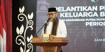 Sekda Sudirman saat menyampaikan kata sambutan pada pelantikan Pengurus Daerah V Keluarga Besar FKPPI Jambi Periode 2023-2028 di Auditorium Rumah Dinas Gubernur Jambi, Rabu (10/05/2023). [Foto: Diskominfo/Harun]