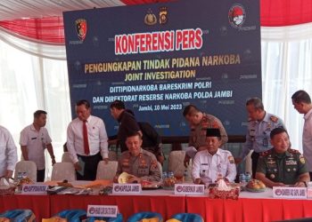 Konferensi pers ungkap kasus tindak pidana Narkoba yang dilaksanakan di Mapolda Jambi pada Rabu, (10/05/2023). [Foto: Aurduri.com/Ega]