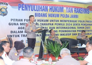 Kapolda Jambi, Irjen Pol. Rusdi Hartono saat membuka Penyuluhan Hukum dan Rakernis Bidang Hukum Polda Jambi T.A. 2023 di Hotel Odua Weston pada Rabu, (10/05/2023). (Dok. Humas Polda Jambi)