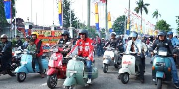 Pj Bupati Muaro Jambi Ikut mengendarai sepeda motor Vespa kesayangan nya saat Sunday Morning Side (Sunmori) bersama ratusan pecinta Vespa/scooterist dan para rider komunitas motor di Kota Jambi, Minggu (15/01/2023). [Dok. Diskominfo Muaro Jambi]