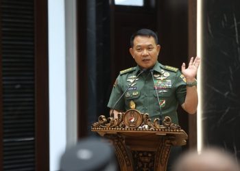 Kasad Jenderal TNI Dr. Dudung Abdurachman saat meyampikan kata sambutan pada Acara pemberangkatan umroh di Aula GPH Djatikusumo, Mabesad, Jakarta, Rabu (10/5/2023). [Dok. Dispenad]