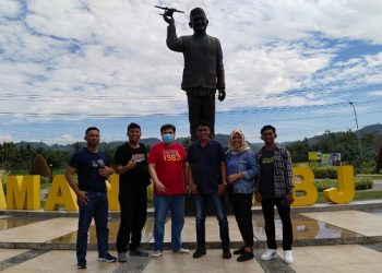 Ketum DPP PJS, Mahmud Marhaba bersama Peserta Rapat Pimpinan Nasional (Rapimnas) dan HUT ke-1 Pemerhati Jurnalis Siber (PJS) dari berbagai Provinsi telah tiba di Bandara Djalaludin Gorontalo, Kamis (11/5/2023). [Foto: PJS]