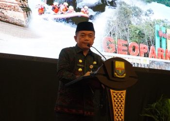 Al Haris saat menyampaikan sambutan pada Rakor pelaksanaan tugas dan wewenang GWPP di Ballroom Ratu Convention Center, Kamis (11/05/2023). [Foto: Diskominfo/Novriansah]