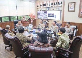 Kapolda saat terima kunjungan Tim BPKP Perwakilan Jambi dan rombongan di Ruang Kerja Kapolda Jambi, Kamis (11/05/2023). [Dok. Humas Polda Jambi]