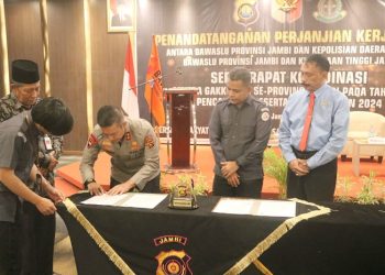 Penandatanganan MoU Kapolda Bersama Bawaslu Provinsi Jambi di Hotel BW Luxury, Kamis (11/05/2023). [Dok. Humas Polda Jambi]