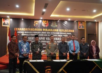 Wagub Sani pada saat penandatanganan perjanjian kerjasama antara Bawaslu Provinsi Jambi dan Polda Jambi , Kejati Jambi, sekaligus Rakor Sentra Gakkumdu se-ProvinsiI Jambi pada tahapan pencalonan peserta Pemilihan Umum (Pemilu) tahun 2024, bertempat di Ebony Function Room Hotel BW Luxury, Kamis (11/05/2023). [Foto: Diskominfo Novriansah]