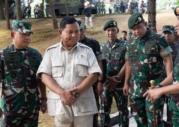 Kasad TNI Dr. Dudung Abdurachman saat Dampingi Menhan Tinjau Kesiapan Operasi Yonif 330/Tri Darma, di Cicalengka, Bandung, Jawa Barat, Kamis (11/05/2023). [Dok. Dispenad]