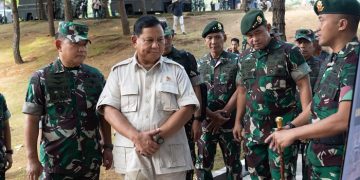 Kasad TNI Dr. Dudung Abdurachman saat Dampingi Menhan Tinjau Kesiapan Operasi Yonif 330/Tri Darma, di Cicalengka, Bandung, Jawa Barat, Kamis (11/05/2023). [Dok. Dispenad]