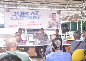 Kegiatan Jum'at Curhat Polda Jambu bersama masyarakat, nelayan dan pengemudi perahu ketek di Sungai Batang Hari di Warkop Kawasan Pasar Angso Duo, pada Jumat (12/05/23). [Dok. Humas Polda Jambi]