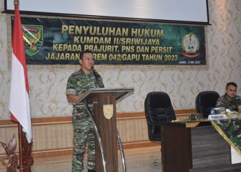 Kasrem 042/Gapu Kolonel Inf Ali Aminudin, S.E., M.M, saat menypaikan kata sambutan pada acara penyuluhan hukum di Balai Prajurit Makorem 042/Gapu. Jl. Jend Urip Sumoharjo Kel. Sungai Putri Kec. Danau Sipin Kota Jambi, Jumat (12/05/2023). [Dok. Penrem 042/Gapu]