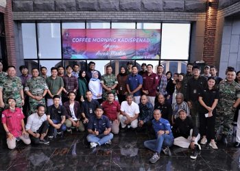 Foto bersama usai pelaksanaan acara Coffee Morning Dispenad menggelar dengan awak media, di Gedung B Markas Dispenad, Jumat (12/05/2023). [Dok. Dispenad]