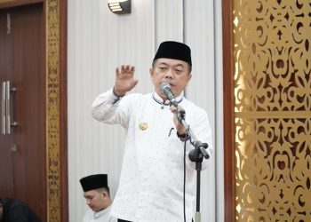Gubernur Al Haris saat menyampaikan sambutan pada Silaturrahmi Akbar dan Halal BI Halal APDESI, PABPDSI, Asosiasi Badan Permusyawaratan Desa Nasional dan PPDI se-Provinsi Jambi Tahun 2023 bersama Pemerintah Provinsi Jambi, bertempat di Aula Kantor Gubernur Jambi, Sabtu (13/05/2023). [Diskominfo Provinsi Jambi/Harun]