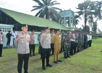 Kapolda Jambi, Irjen Pol Rusdi Hartono (paling kanan di barisan depan) saat mengikuti apel gabungan TNI-Polri dalam rangka persiapan pengamanan VVIP Presiden Republik Indonesia, di Lapangan Mayonif Raider 142/KJ pada Senin (15/5/2023) pagi. (Humas Polda Jambi)