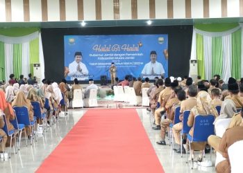Gubernur Jambi, Al Haris, saat memberi kata sambutan dalam acara halal bihalal Gubernur Jambi dengan Pemkab Muarojambi beserta tokoh masyarakat,di gedung serba guna Pemkab Muarojambi, Senin (15/5/2023). [Foto: Pariwara Jambi/Riki]