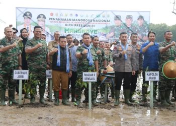 Gubernur Jambi, Al Haris, mendampingi Pangdam Kodam II Sriwijaya, Mayjen TNI Hilman Hadi dalam rangka menghadiri acara Penanaman mangrove nasional secara serentak di Desa Lambur Luar Kecamatan Muara Sabak Timur Kabupaten Tanjung Jabung Timur, Senin (15/05/2023). [Foto: Diskominfo/Agus]