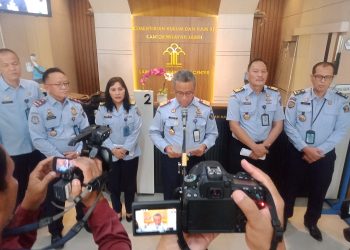Kepala Kanwil Kemenkumham Jambi, Thalib, saat memberikan keterangan terkait oknum pejabat Kantor Imigrasi Kelas II TPI Kualatungkal yang terlibat kasus Narkoba, kepada awak media di Kantor Wilayah Kemenkumham Jambi, Senin (15/5/2023). [Foto: Aurduri.com/Reza]