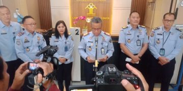 Kepala Kanwil Kemenkumham Jambi, Thalib, saat memberikan keterangan terkait oknum pejabat Kantor Imigrasi Kelas II TPI Kualatungkal yang terlibat kasus Narkoba, kepada awak media di Kantor Wilayah Kemenkumham Jambi, Senin (15/5/2023). [Foto: Aurduri.com/Reza]