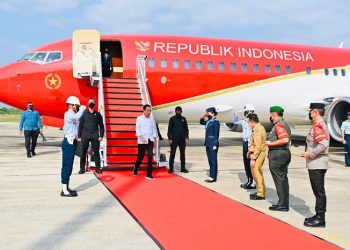 Presiden Jokowi beserta rombongan tiba di Bandara Sultan Thaha, Kota Jambi, Provinsi Jambi, pada Selasa, 16 Mei 2023, sekitar pukul 08.40 WIB. [Foto: Laily Rachev - Biro Pers Sekretariat Presiden]
