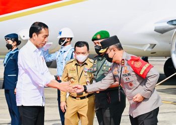 Kapolda Jambi bersalaman dengan Presiden Republik Indonesia, Joko Widodo, yang baru saja mendarat di Bandara Sultan Thaha Saifuddin Jambi, Selasa (16/5/2023). [Foto: Laily Rachev - Biro Pers Sekretariat Presiden]
