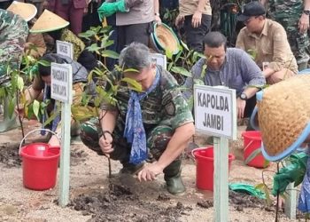 Kegiatan penanaman pohon mangrove nasional yang dilaksanakan di pesisir pantai Kabupaten Tanjungjabung Timur, Provinsi Jambi, Senin sore (15/5/2023). [Foto: Penrem 042/Gapu]