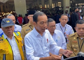 Presiden Jokowi saat diwawancarai awak media di Pasar Rakyat Talang banjar, Selasa (16/5/2023). [Foto: Biro Pers Kepresidenan/Khairul Fahmi]