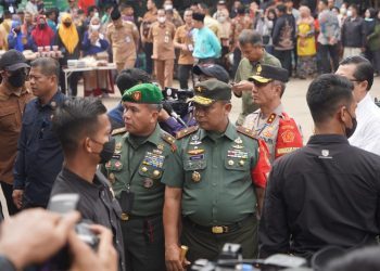 Pangdam II/Sriwijaya dab Danrem 042/Gapu saat mendampingi Presiden Republik Indonesia, Joko Widodo, meninjau Pasar Rakyat Talang Banjar, Kota Jambi, Selasa (16/5/2023). [Foto: Penrem 042/Gapu]