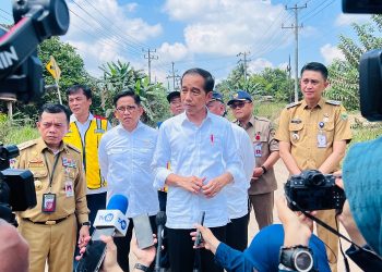 Presiden Jokowi saat Tinjau Kondisi Jalan di Desa Sungai Gelam, Kabupaten Muaro Jambi, Provinsi Jambi, pada Selasa, (16/05/2023). [Dok. Biro Pers, Media, dan Informasi Sekretariat Presiden]