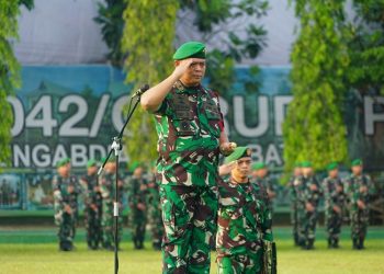 Komandan Korem 042/Gapu, Brigjen TNI Supriono, saat memimpin upacara bendera 17-an bulan Mei 2023 di lapangan Makorem 042/Gapu, Rabu (17/5/2023). [Foto: Penrem 042/Gapu]