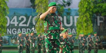 Komandan Korem 042/Gapu, Brigjen TNI Supriono, saat memimpin upacara bendera 17-an bulan Mei 2023 di lapangan Makorem 042/Gapu, Rabu (17/5/2023). [Foto: Penrem 042/Gapu]