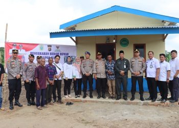 Peresmian bangunan bedah rumah di RT 10, Pasar Kamis, Kelurahan Talang Babat, Kecamatan Sabak Barat, Tanjab Timur, Rabu (17/5/2023). [Foto. Humas Polres Tanjabtim]
