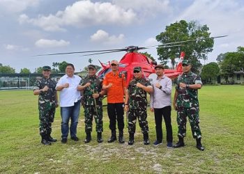 Pangdam II/Sriwijaya berfoto bersama saat melakukan pemantauan udara wilayah rawan Karhutla di Tanjab Timur, Rabu (17/5/2023). [Foto: Penrem 042/Gapu]