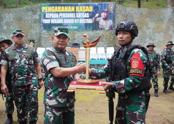 Kasad mengecek kesiapan Pra Tugas Yonmek 411/Pandawa di daerah latihan Tawangmangu, Jateng, Rabu (17/5/2023). [Dok. Dispenad]
