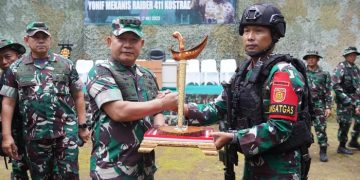 Kasad mengecek kesiapan Pra Tugas Yonmek 411/Pandawa di daerah latihan Tawangmangu, Jateng, Rabu (17/5/2023). [Dok. Dispenad]